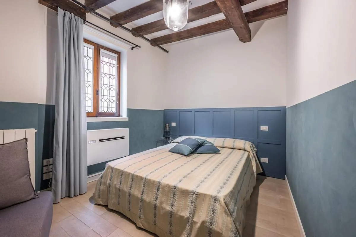 Apt Window On Venice Apartment