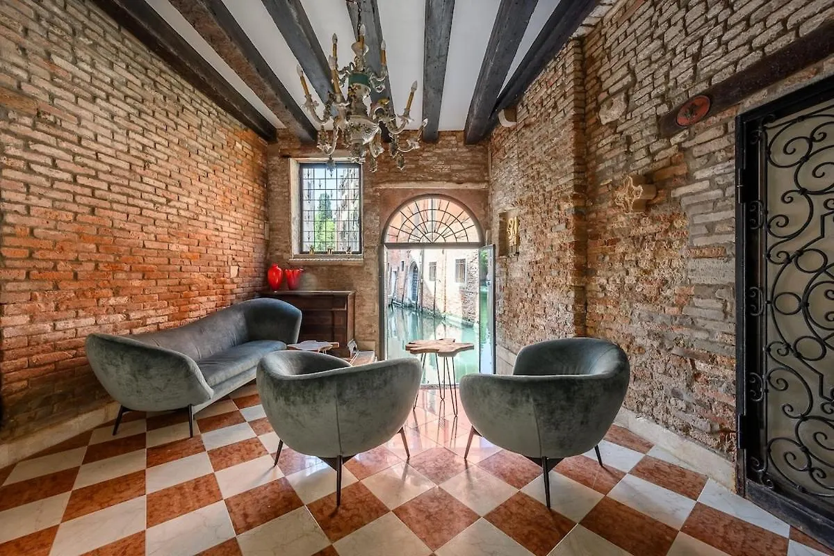 Apt Window On Venice Apartment