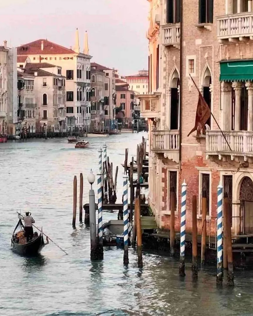 Apt Window On Venice Apartment